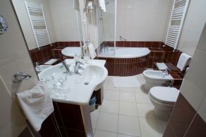Lakosztály fürdőszoba